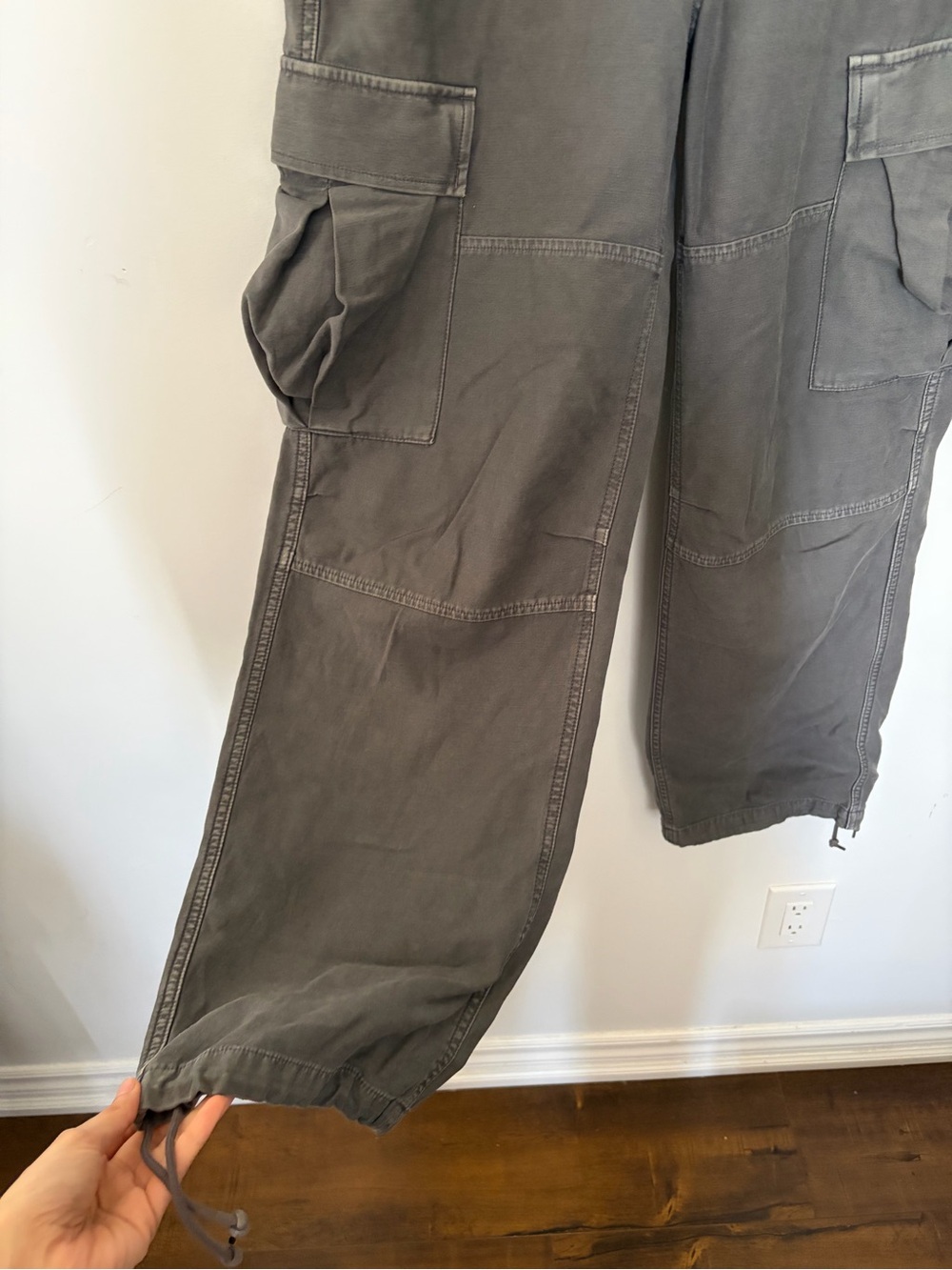 Aritzia TNA - Supply Cargo Pant in Lived-in Coal Grey - 0 - Picture 9 of 15